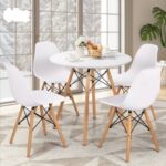Silla plástica color blanco con patas de madera