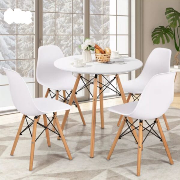 Silla plástica color blanco con patas de madera