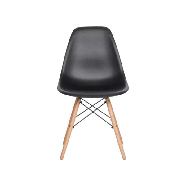 Silla plástica color negro con patas de madera