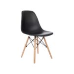 Silla plástica color negro con patas de madera