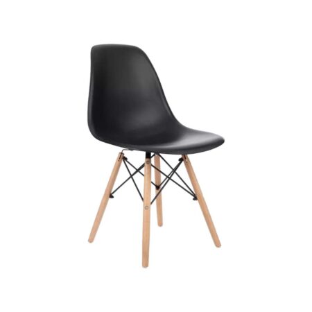 Silla plástica color negro con patas de madera