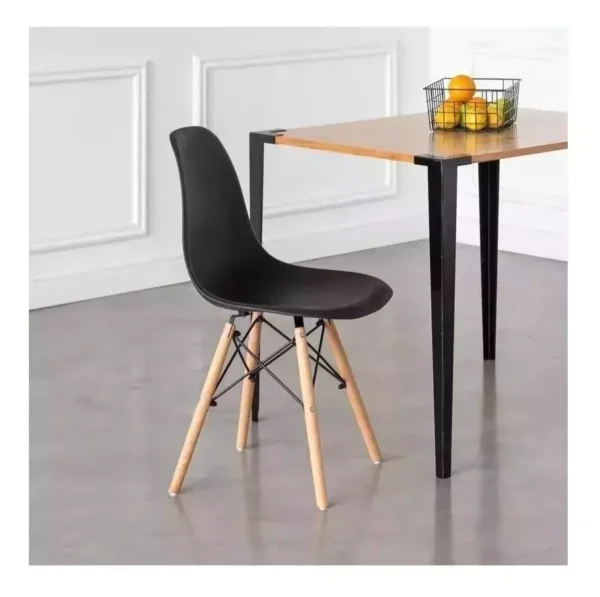 Silla plástica color negro con patas de madera