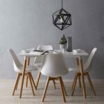 Silla plástica blanca con patas de madera clara