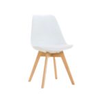 Silla plástica blanca con patas de madera clara
