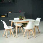 Silla plástica blanca con patas de madera clara