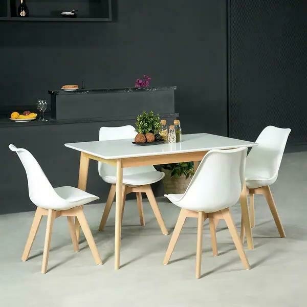 Silla plástica blanca con patas de madera clara