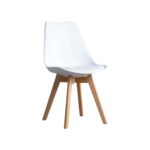 Silla plástica blanca con patas de madera clara