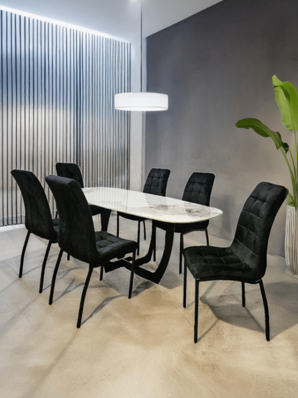 Silla negra tapizada con patas metálicas (venta por 6 unidades)