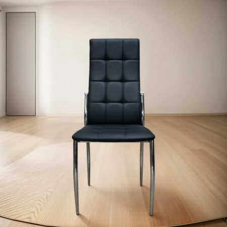 Silla con asiento negro y patas cromadas