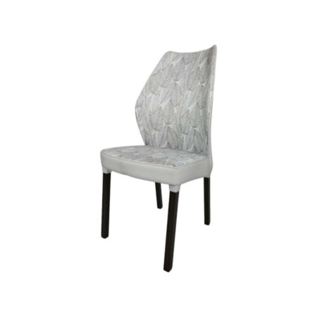Silla con tapizado de hojas color beige