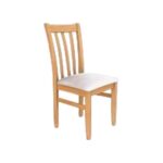 Silla de madera color miel con respaldo horizontal