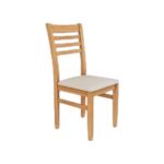 Silla de madera color miel con respaldo vertical