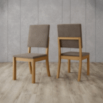 Silla de madera color nature con tapizado marrón almendra